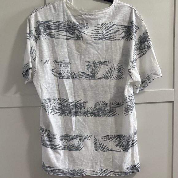 Men's Casual White and Gray Graphic Tee - Picture 5 of 8